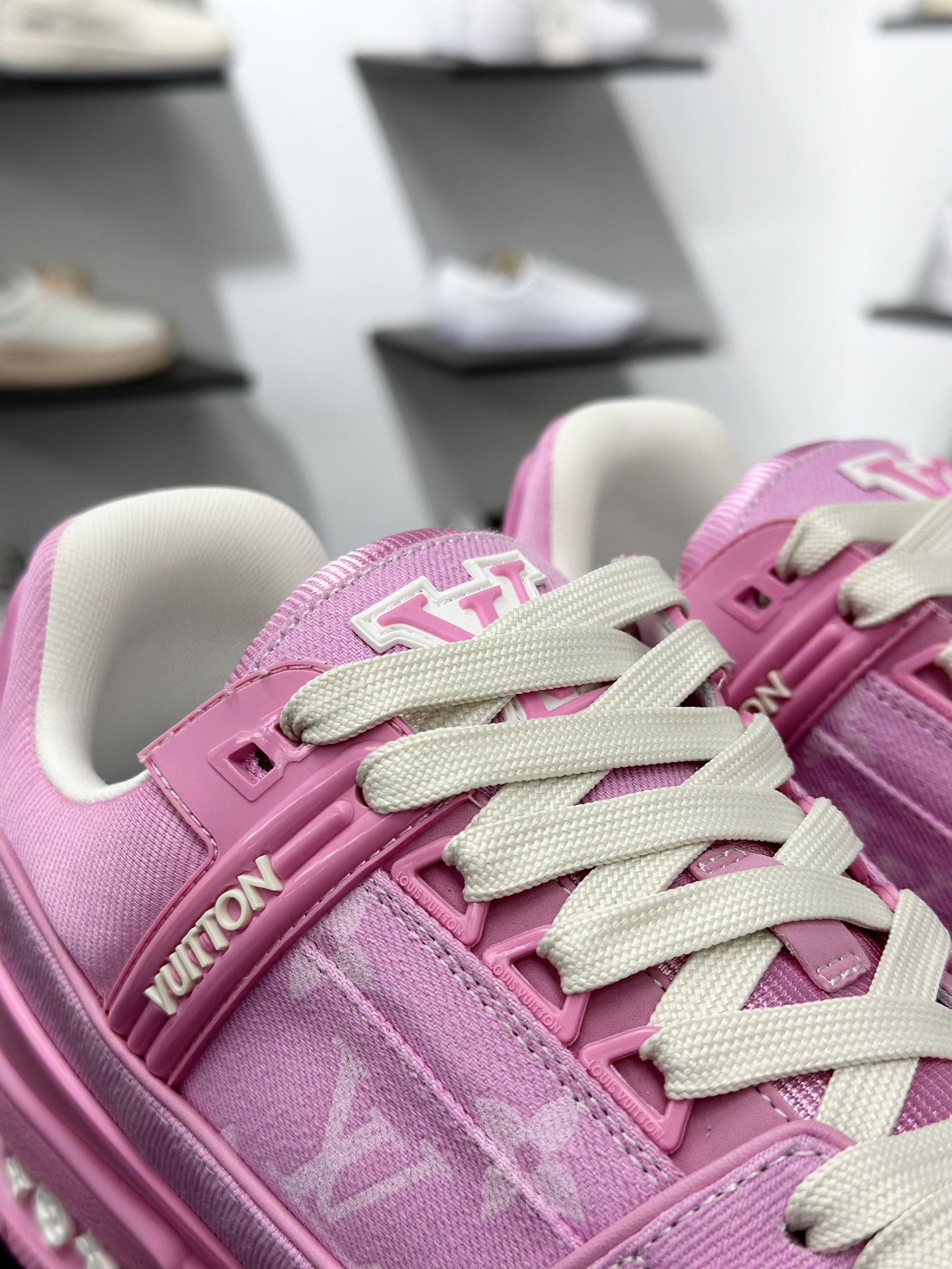 500 LV TRAINER 新款男士运动鞋出货 本款 LV Trainer 运动鞋糅合织物网格面料和丝绒粒面牛皮革鞋面