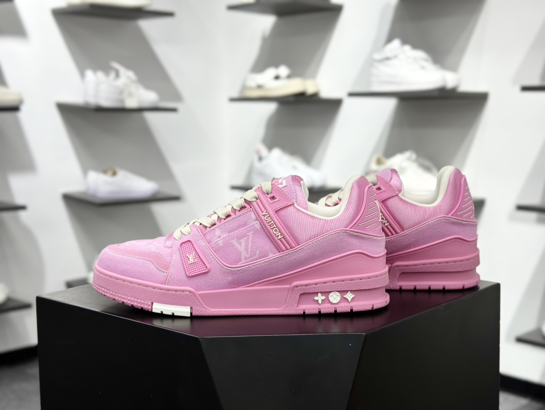 500 LV TRAINER 新款男士运动鞋出货 本款 LV Trainer 运动鞋糅合织物网格面料和丝绒粒面牛皮革鞋面