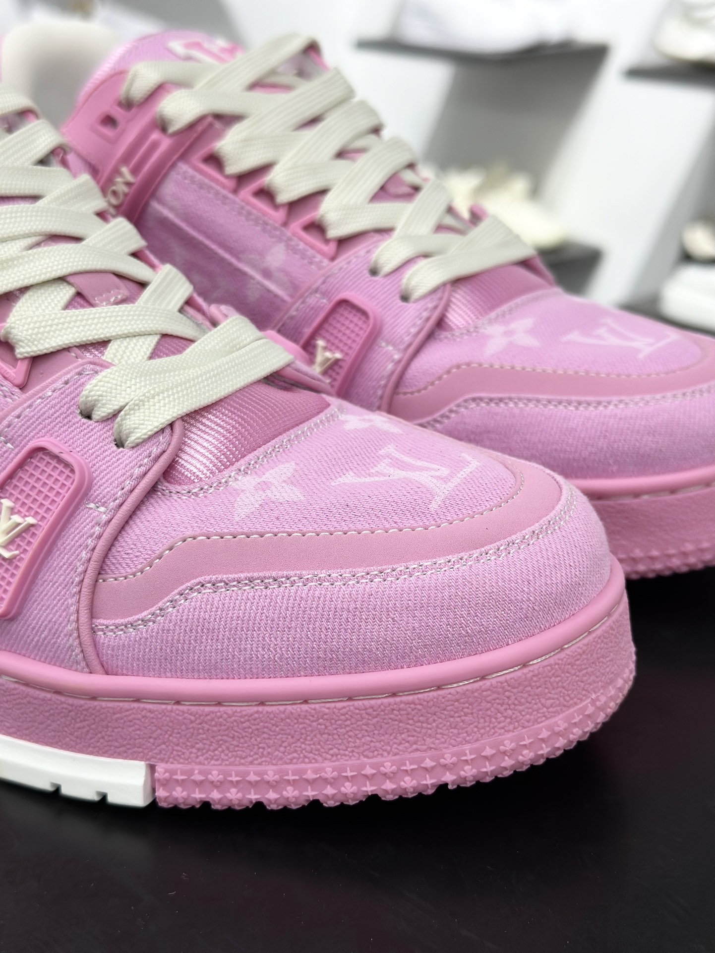 500 LV TRAINER 新款男士运动鞋出货 本款 LV Trainer 运动鞋糅合织物网格面料和丝绒粒面牛皮革鞋面