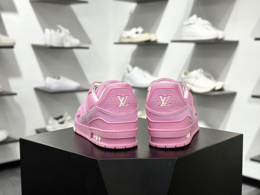 500 LV TRAINER 新款男士运动鞋出货 本款 LV Trainer 运动鞋糅合织物网格面料和丝绒粒面牛皮革鞋面