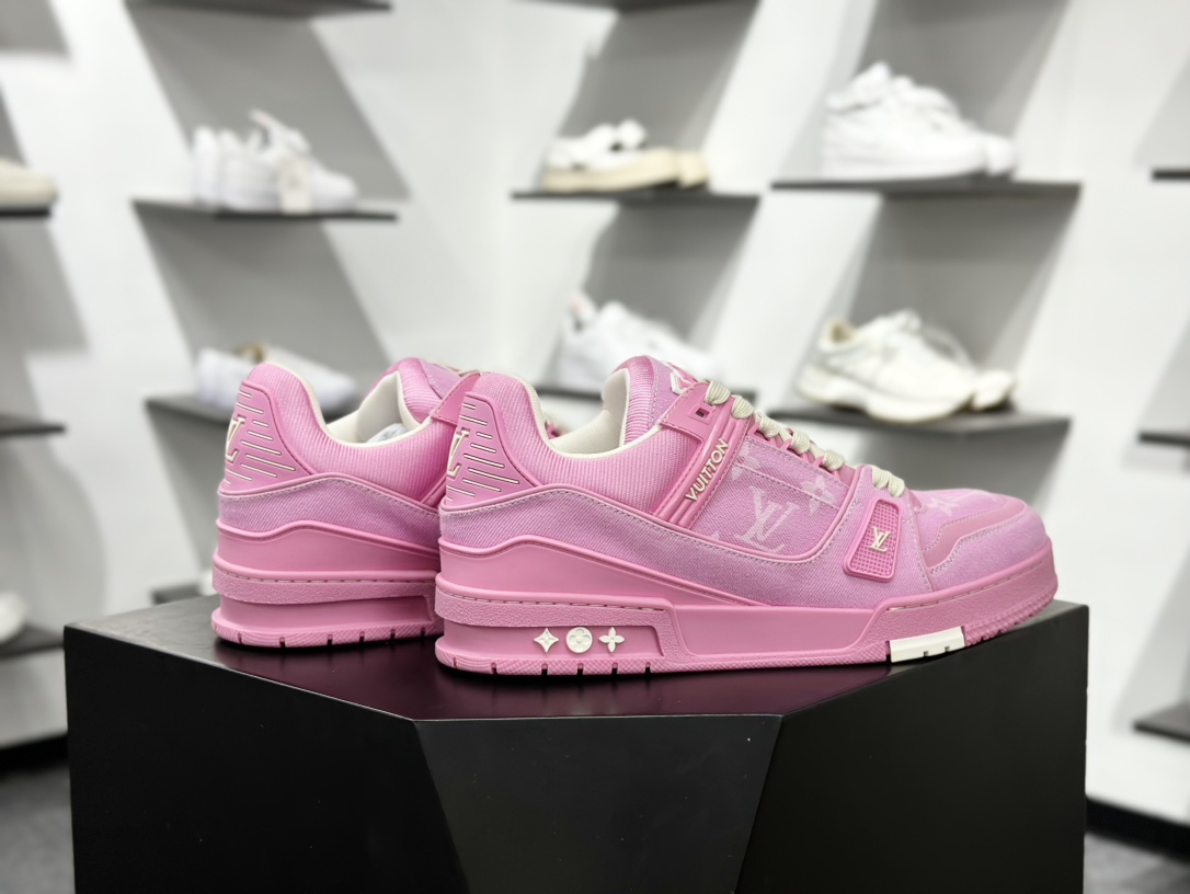 500 LV TRAINER 新款男士运动鞋出货 本款 LV Trainer 运动鞋糅合织物网格面料和丝绒粒面牛皮革鞋面