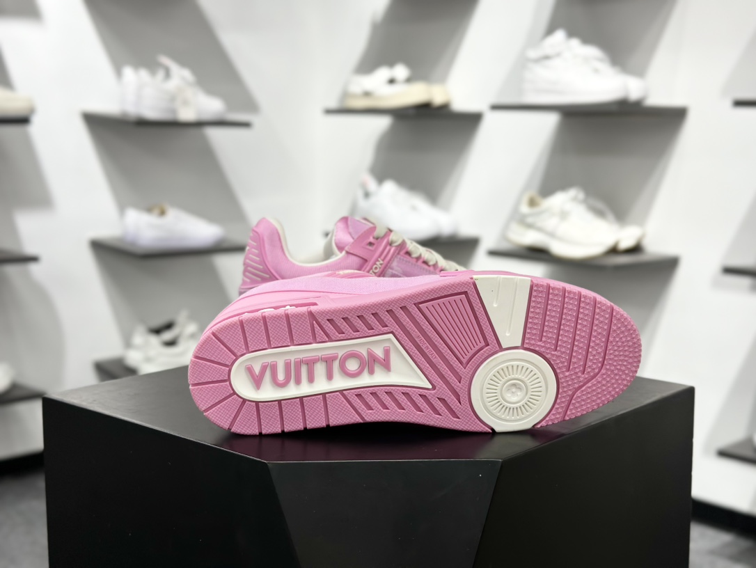 500 LV TRAINER 新款男士运动鞋出货 本款 LV Trainer 运动鞋糅合织物网格面料和丝绒粒面牛皮革鞋面