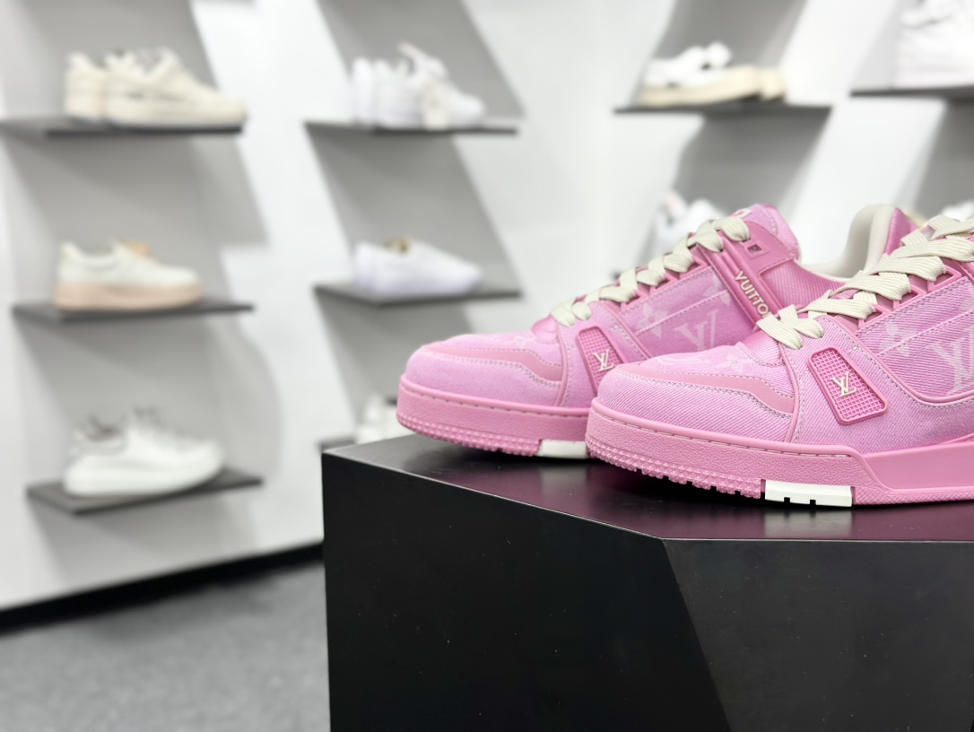 500 LV TRAINER 新款男士运动鞋出货 本款 LV Trainer 运动鞋糅合织物网格面料和丝绒粒面牛皮革鞋面