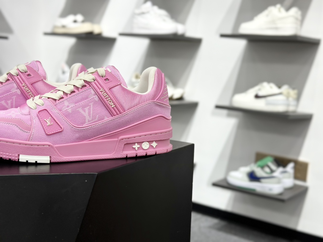 500 LV TRAINER 新款男士运动鞋出货 本款 LV Trainer 运动鞋糅合织物网格面料和丝绒粒面牛皮革鞋面