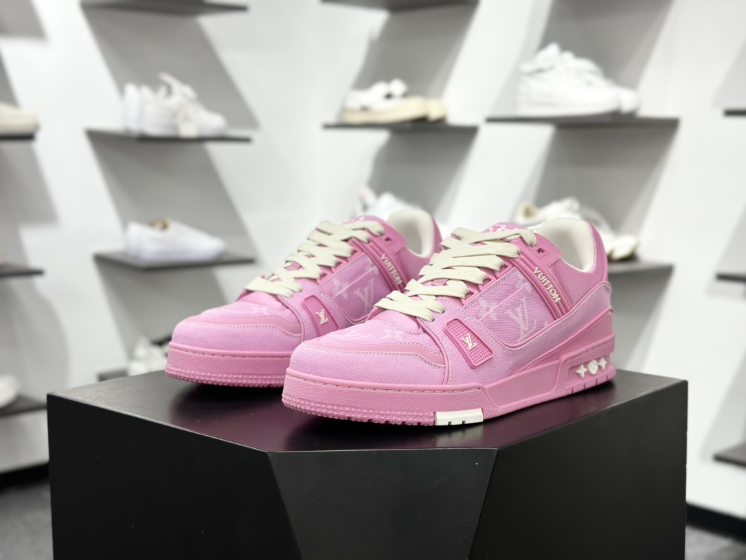 500 LV TRAINER 新款男士运动鞋出货 本款 LV Trainer 运动鞋糅合织物网格面料和丝绒粒面牛皮革鞋面