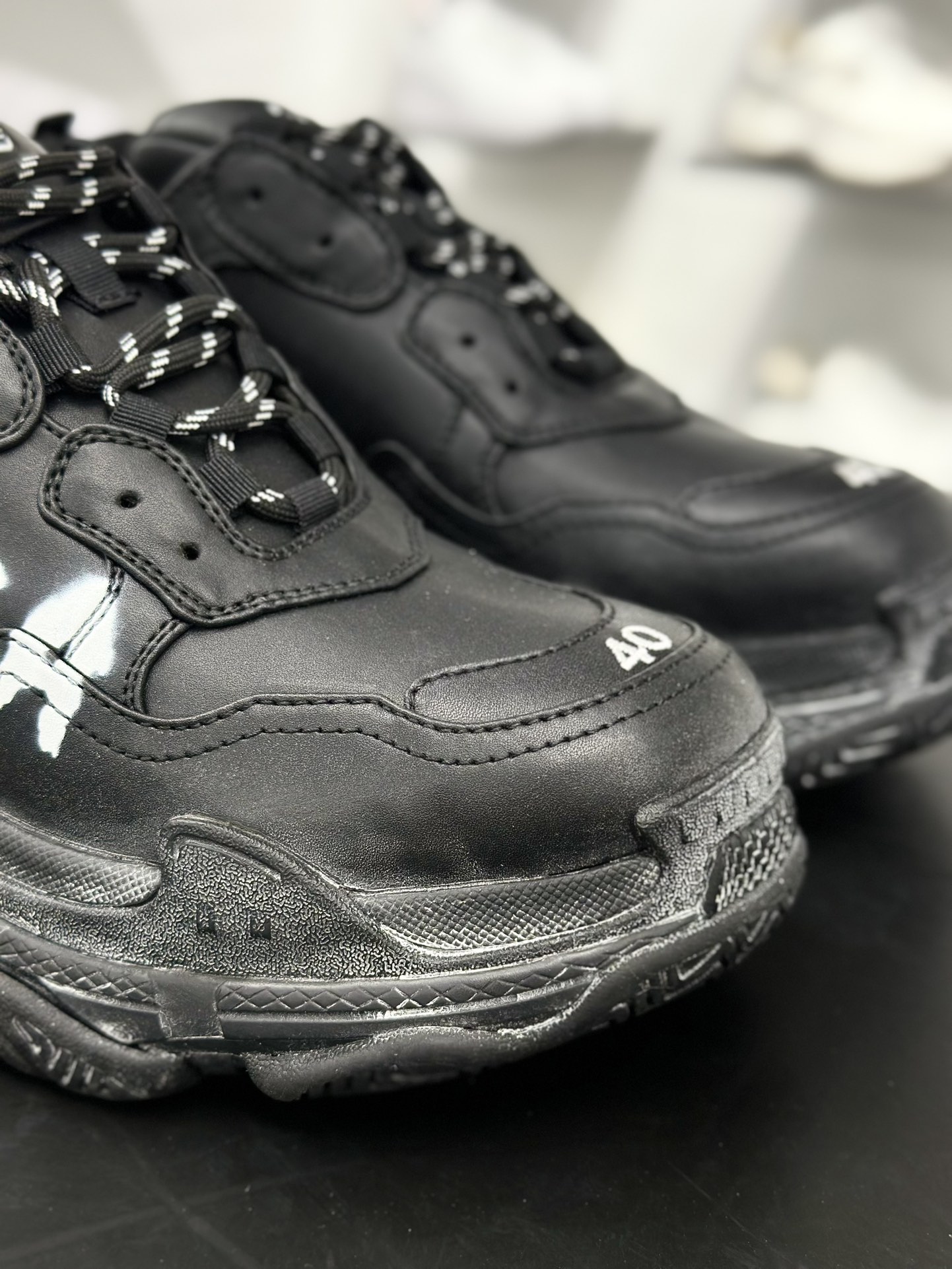 400 巴黎世家Balenciaga Triple S Trainers Sneaker”Beige/Red Black/LOGO”三倍增系列低帮时老爹鞋鞋 “黑白鸳鸯涂鸦LOGO”536737W2FAY1090