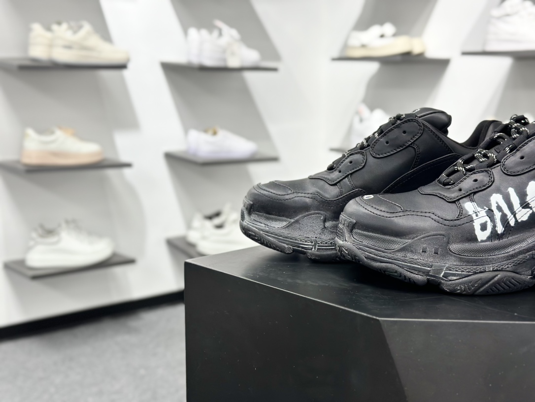 400 巴黎世家Balenciaga Triple S Trainers Sneaker”Beige/Red Black/LOGO”三倍增系列低帮时老爹鞋鞋 “黑白鸳鸯涂鸦LOGO”536737W2FAY1090