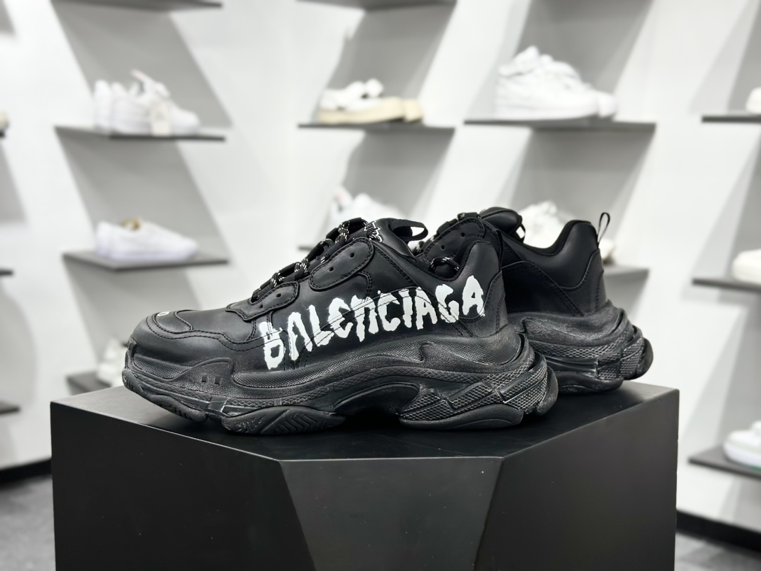 400 巴黎世家Balenciaga Triple S Trainers Sneaker”Beige/Red Black/LOGO”三倍增系列低帮时老爹鞋鞋 “黑白鸳鸯涂鸦LOGO”536737W2FAY1090