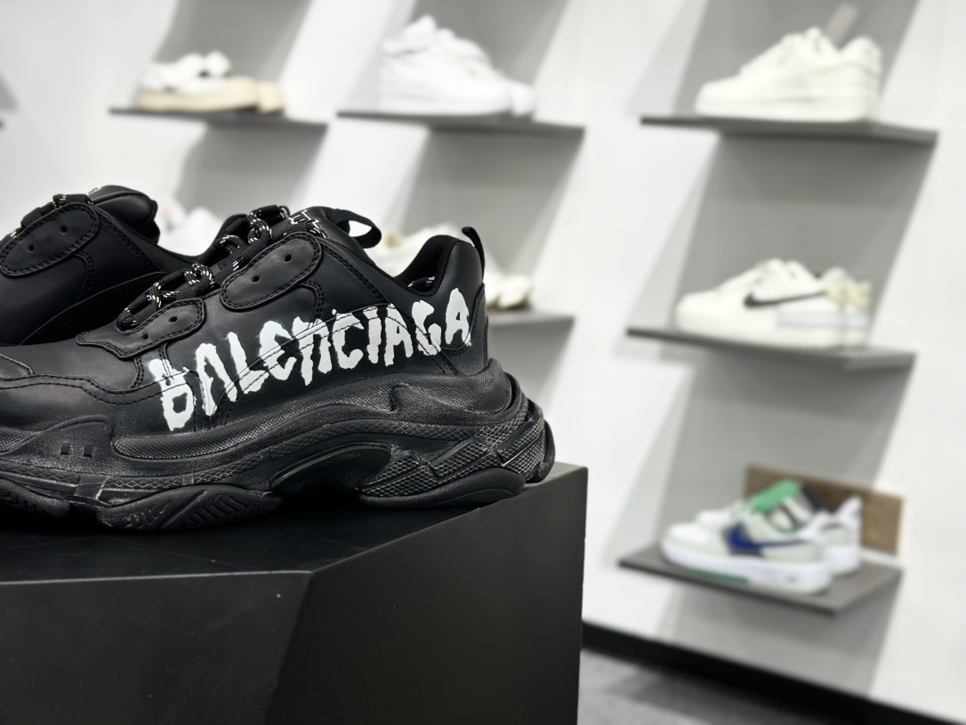 400 巴黎世家Balenciaga Triple S Trainers Sneaker”Beige/Red Black/LOGO”三倍增系列低帮时老爹鞋鞋 “黑白鸳鸯涂鸦LOGO”536737W2FAY1090