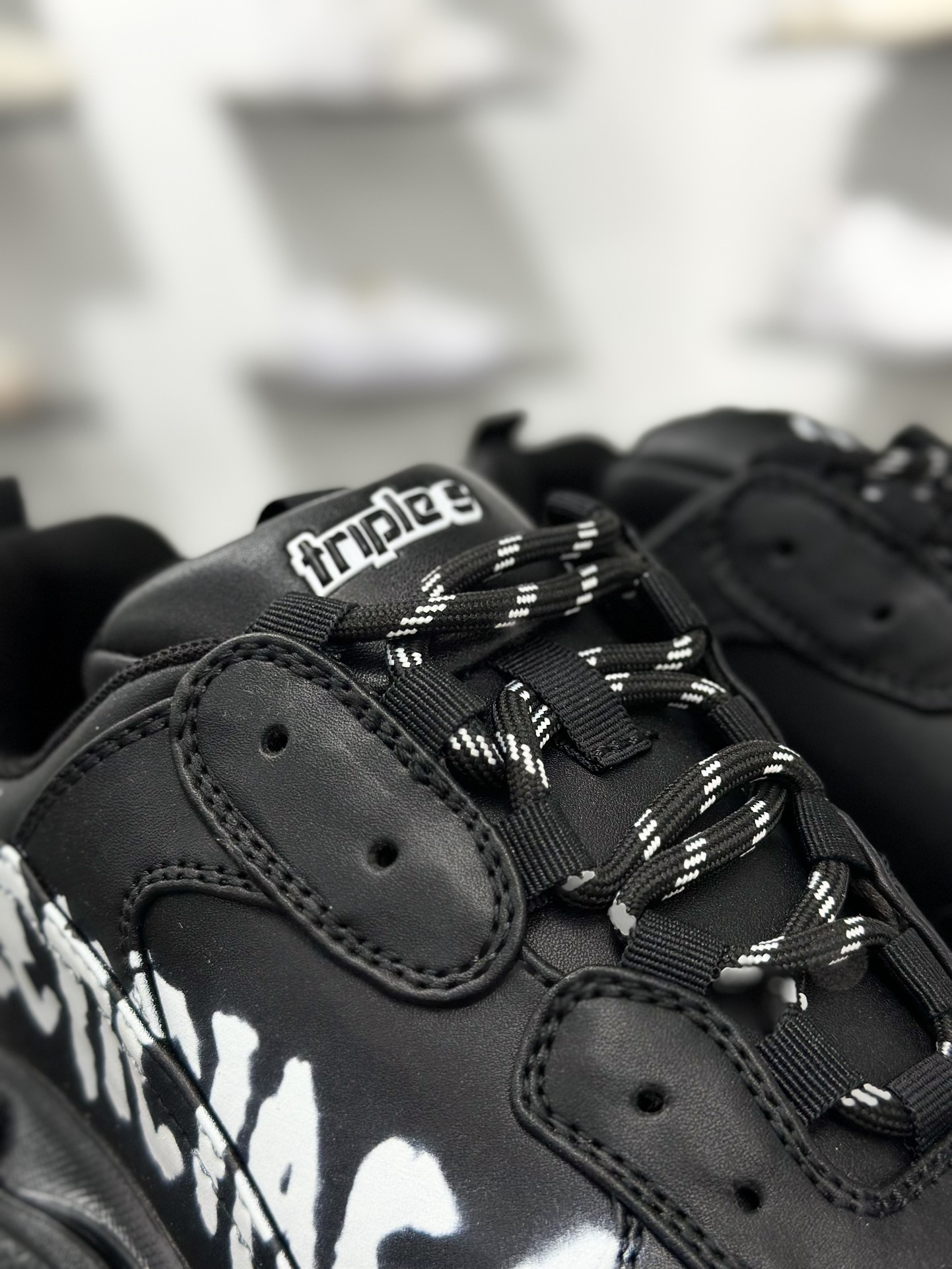 400 巴黎世家Balenciaga Triple S Trainers Sneaker”Beige/Red Black/LOGO”三倍增系列低帮时老爹鞋鞋 “黑白鸳鸯涂鸦LOGO”536737W2FAY1090