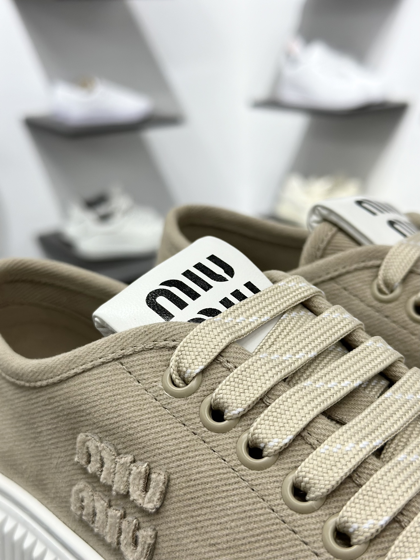 300 缪缪miumiu2025ss春夏主打最新 款松糕厚底休闲小白鞋帆布鞋