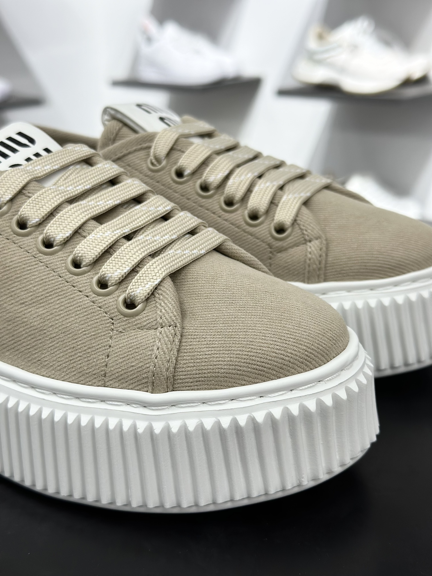 300 缪缪miumiu2025ss春夏主打最新 款松糕厚底休闲小白鞋帆布鞋