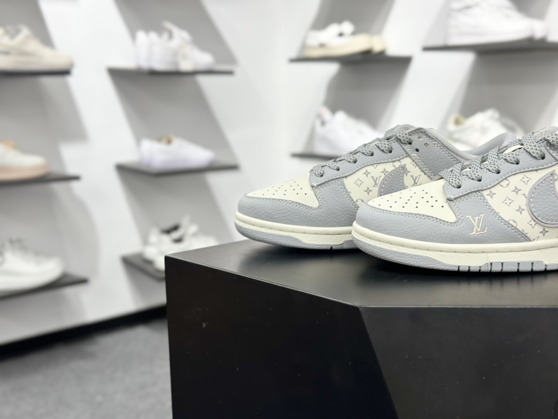 280 NK Dunk Low Retro ”DIY高端定制” LV印花米白灰 低帮休闲运动板鞋 SC9207-426-Chinese UA Cheap High Quatity Brand Clothes Bags handbags Sneakers wholesale wholesaler seller from China Factory suppliers Fashion Clothing Shoes best Quality Beautiful Price 280 NK Dunk Low Retro ”DIY高端定制” LV印花米白灰 低帮休闲运动板鞋 SC9207-426