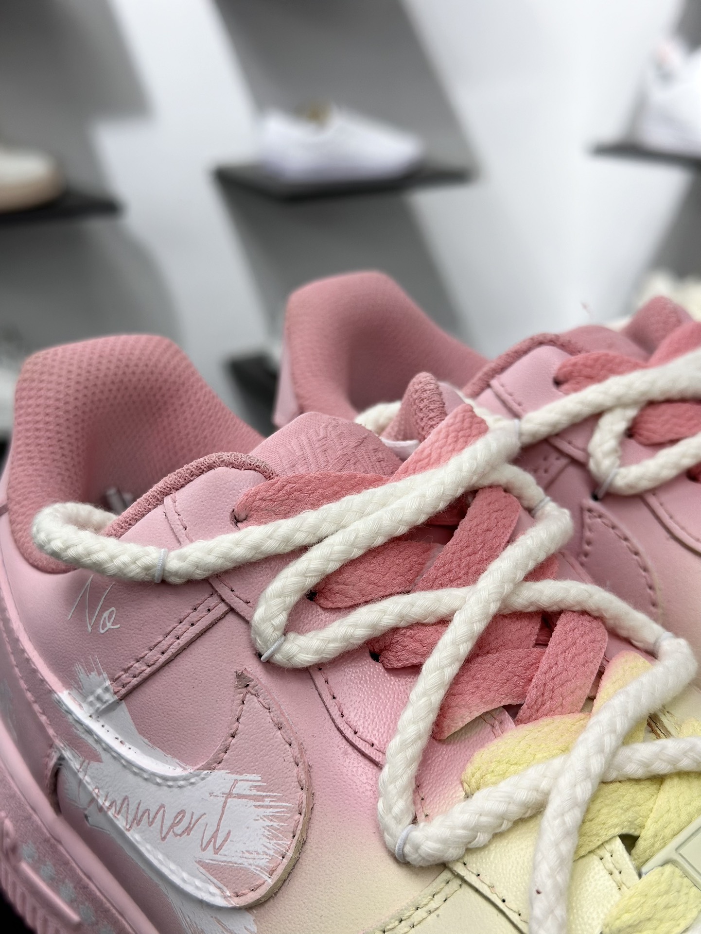 260 Nike Air Force 1 Low 粉黄涂鸦 QR2032-520