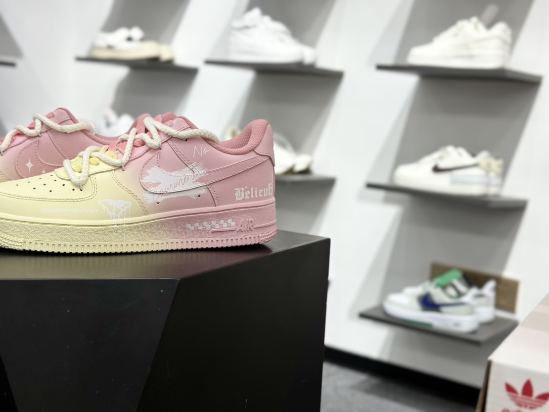 260 Nike Air Force 1 Low 粉黄涂鸦 QR2032-520
