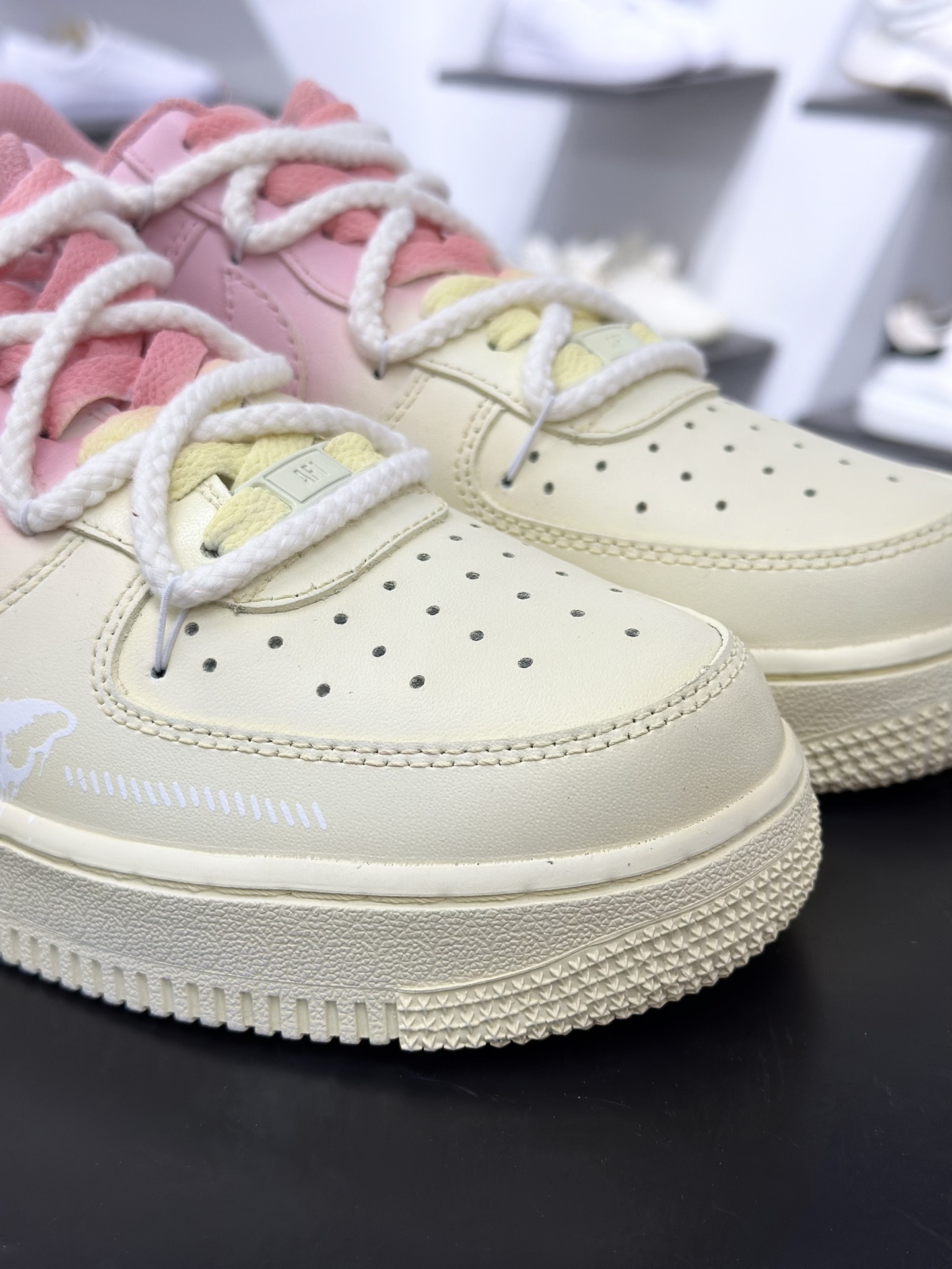 260 Nike Air Force 1 Low 粉黄涂鸦 QR2032-520