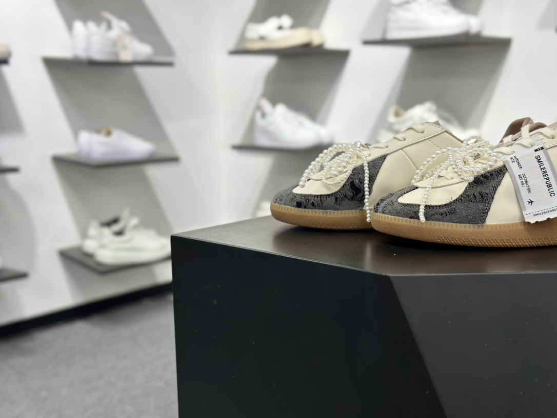 300 新款德训鞋 这次居然还有自带珍珠蝴蝶结鞋花