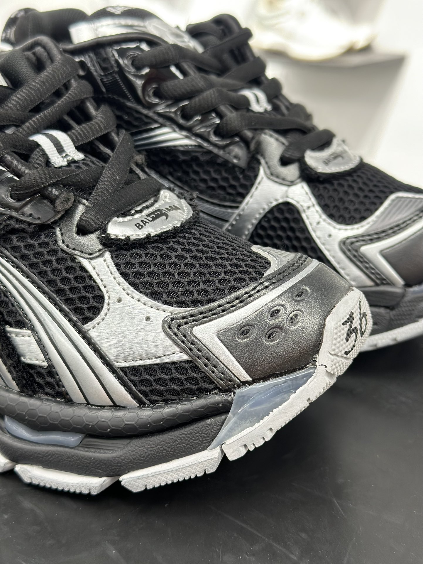 480 巴黎世家BALENCIAGA Runner Sneaker”Dark Grey/Black/Silver”2.0慢跑系列低帮慢跑鞋 772767 W3RNY 0322