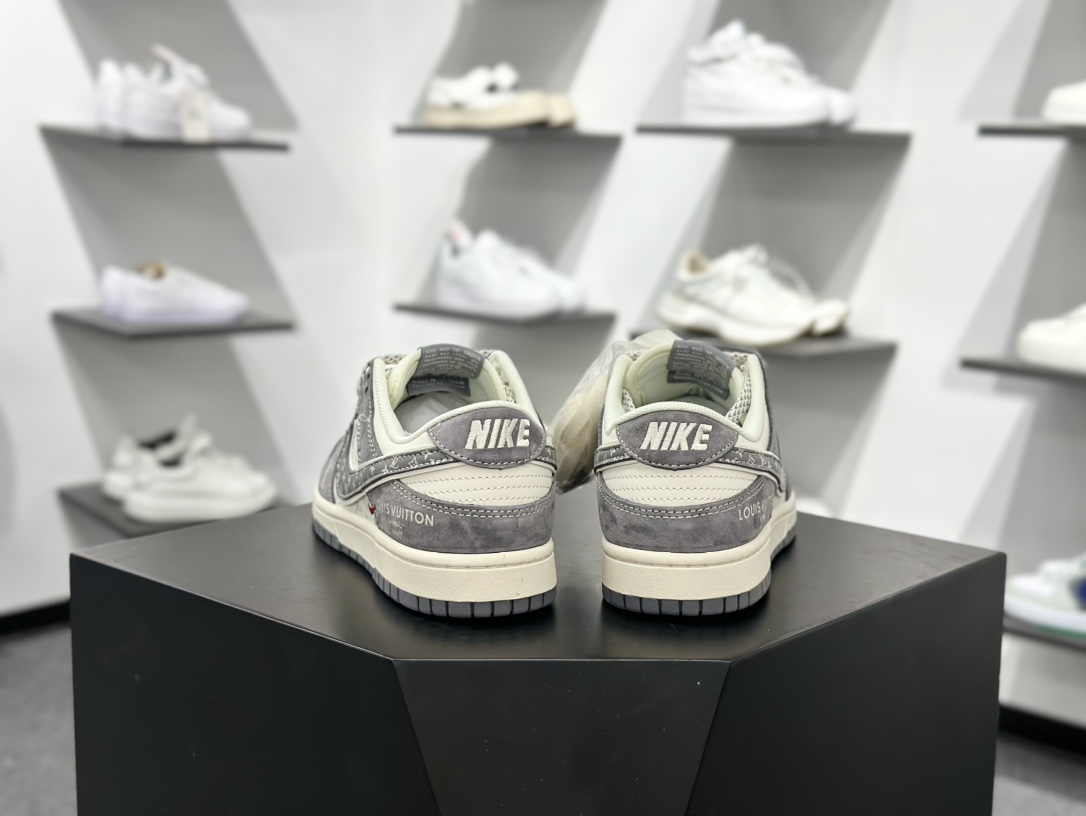 280 Nike SB Dunk Low LV联名 三勾夜光灰底满天星 周年高端定制 低帮休闲板鞋 YX5066-361-Chinese UA Cheap High Quatity Brand Clothes Bags handbags Sneakers wholesale wholesaler seller from China Factory suppliers Fashion Clothing Shoes best Quality Beautiful Price 280 Nike SB Dunk Low LV联名 三勾夜光灰底满天星 周年高端定制 低帮休闲板鞋 YX5066-361