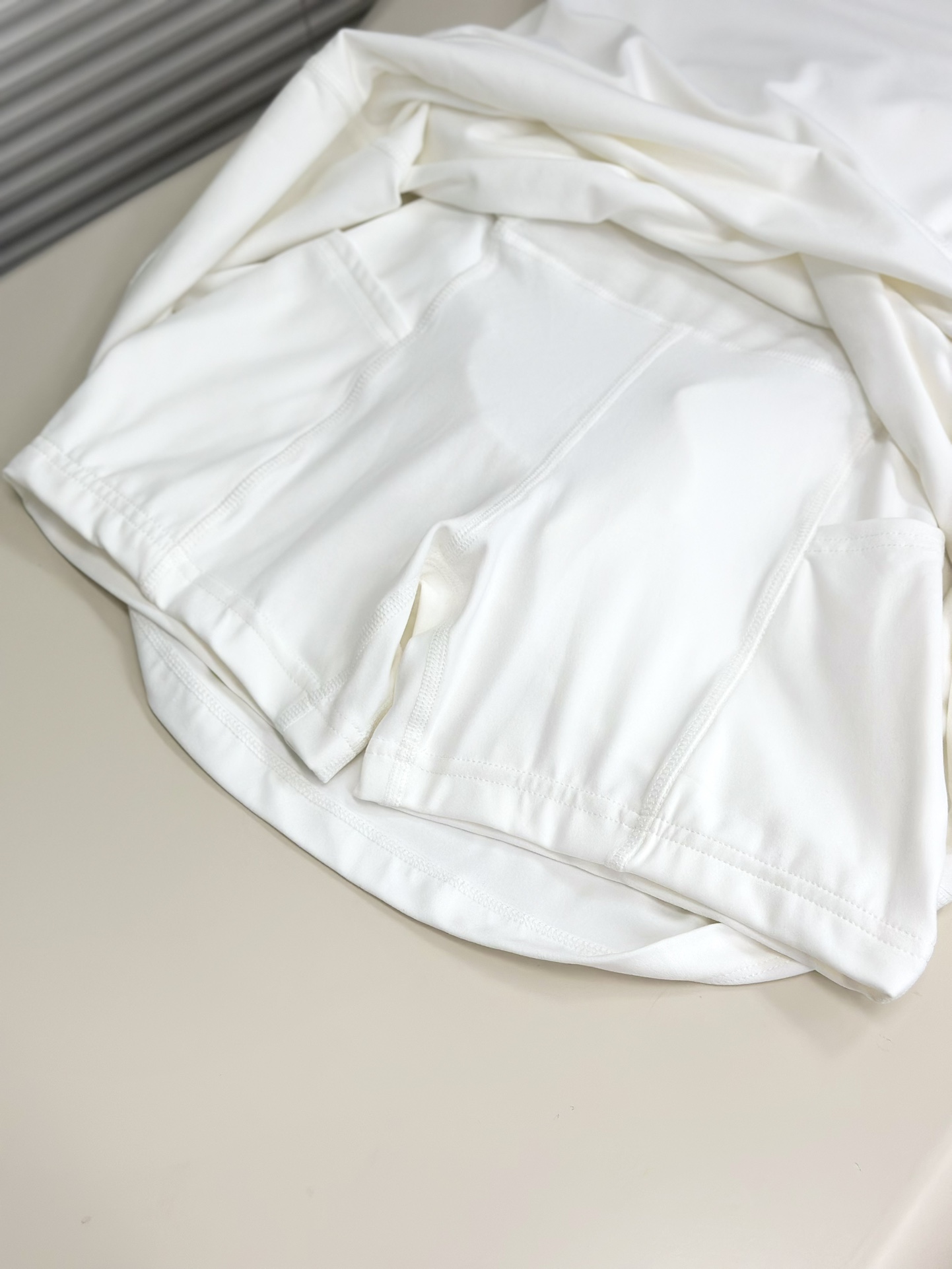 纯色休闲后背镂空设计吊带连衣裙lululemon Alignm 系列的柔滑感受