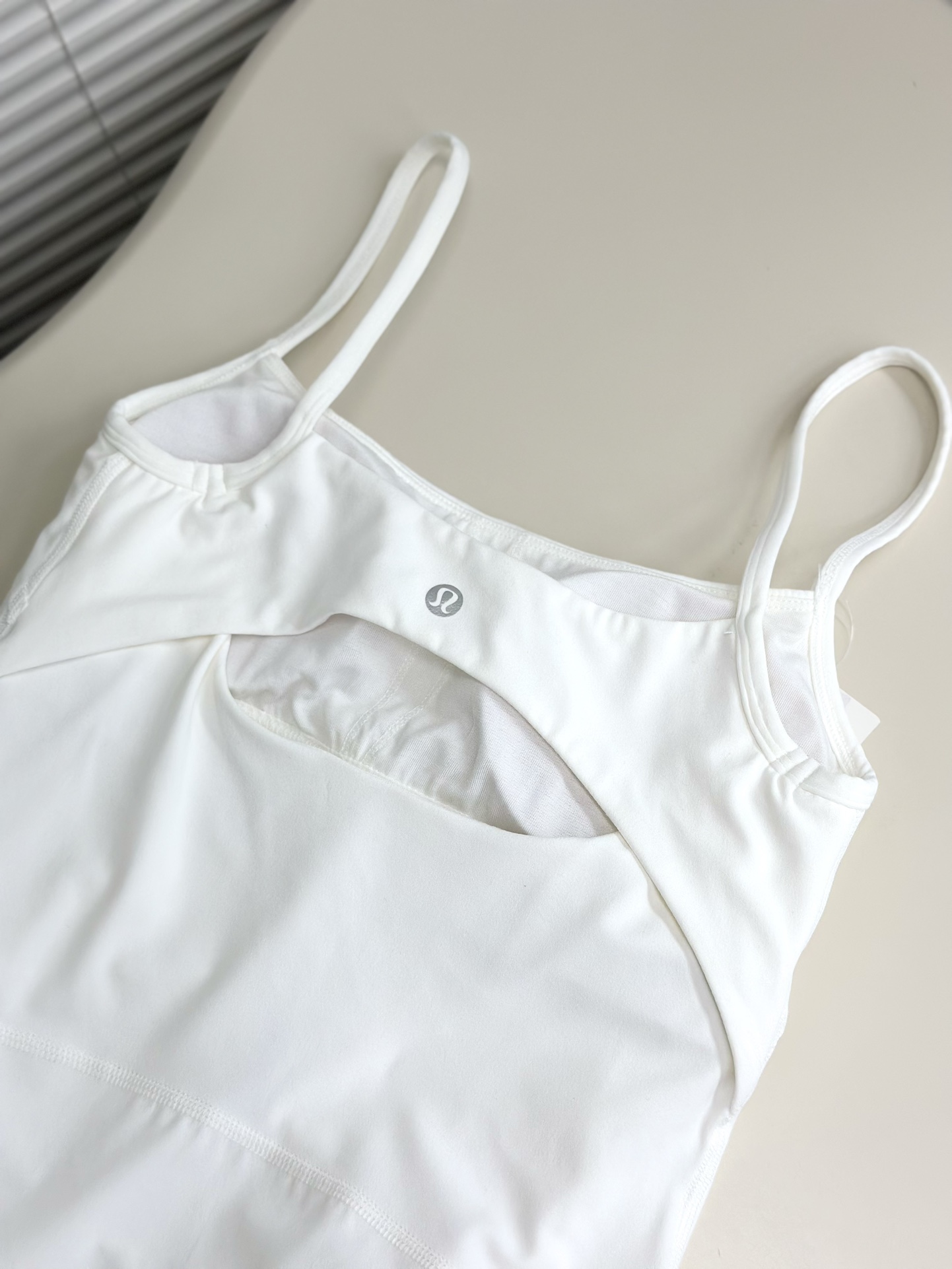 纯色休闲后背镂空设计吊带连衣裙lululemon Alignm 系列的柔滑感受