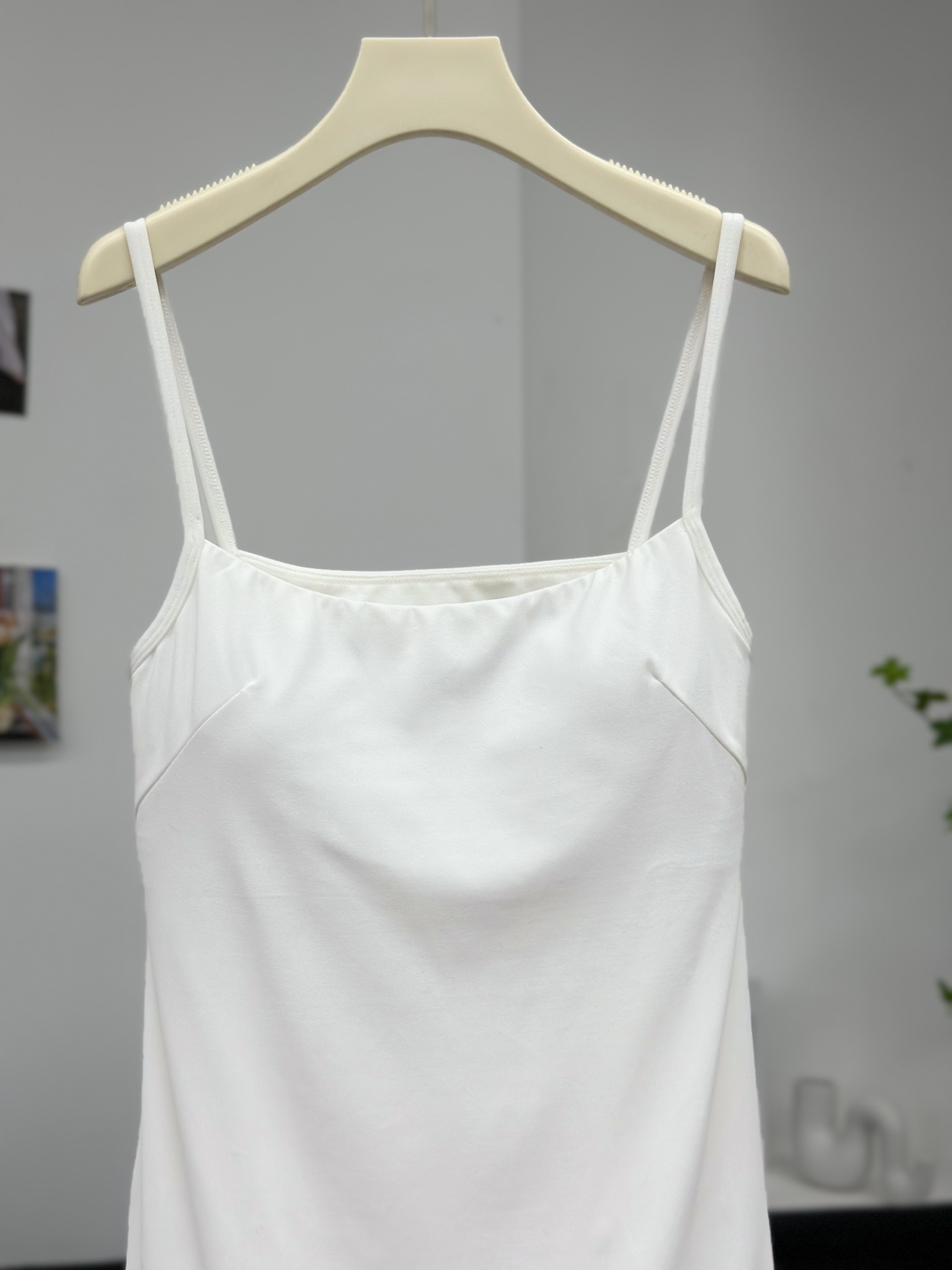 纯色休闲后背镂空设计吊带连衣裙lululemon Alignm 系列的柔滑感受