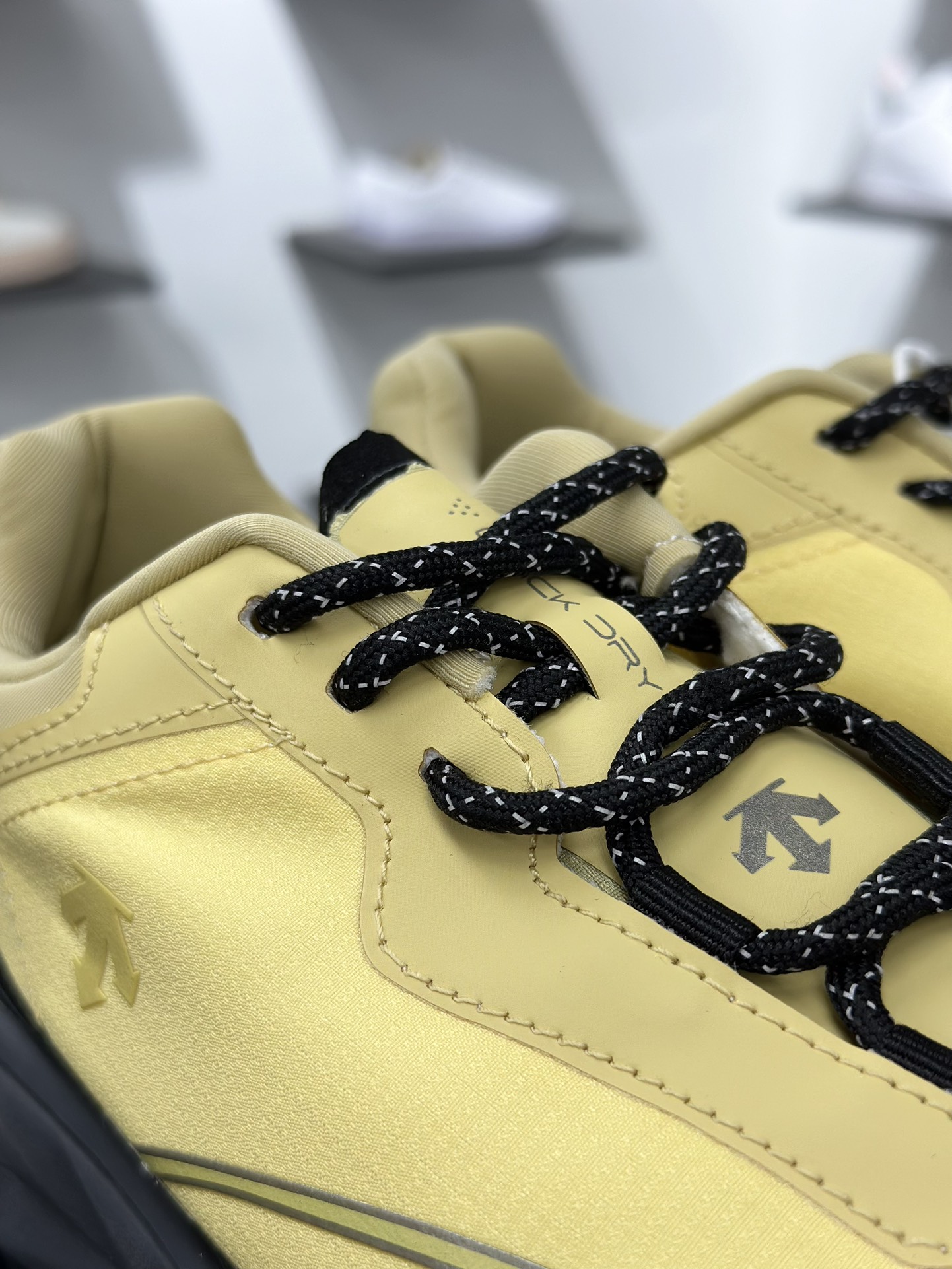 200 迪桑特DESCENTE迪桑特 BOA DUALIS 时尚休闲运动覆盖防水男子越野跑鞋 SQ323LCR92-YEL0