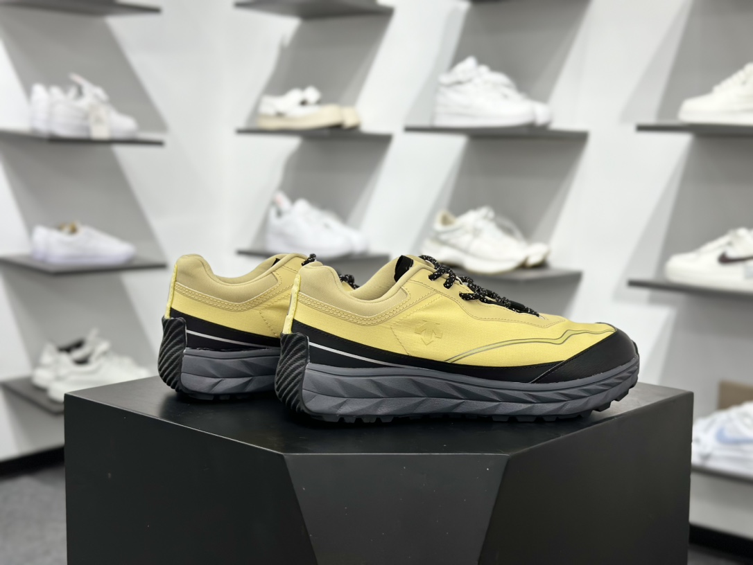 200 迪桑特DESCENTE迪桑特 BOA DUALIS 时尚休闲运动覆盖防水男子越野跑鞋 SQ323LCR92-YEL0