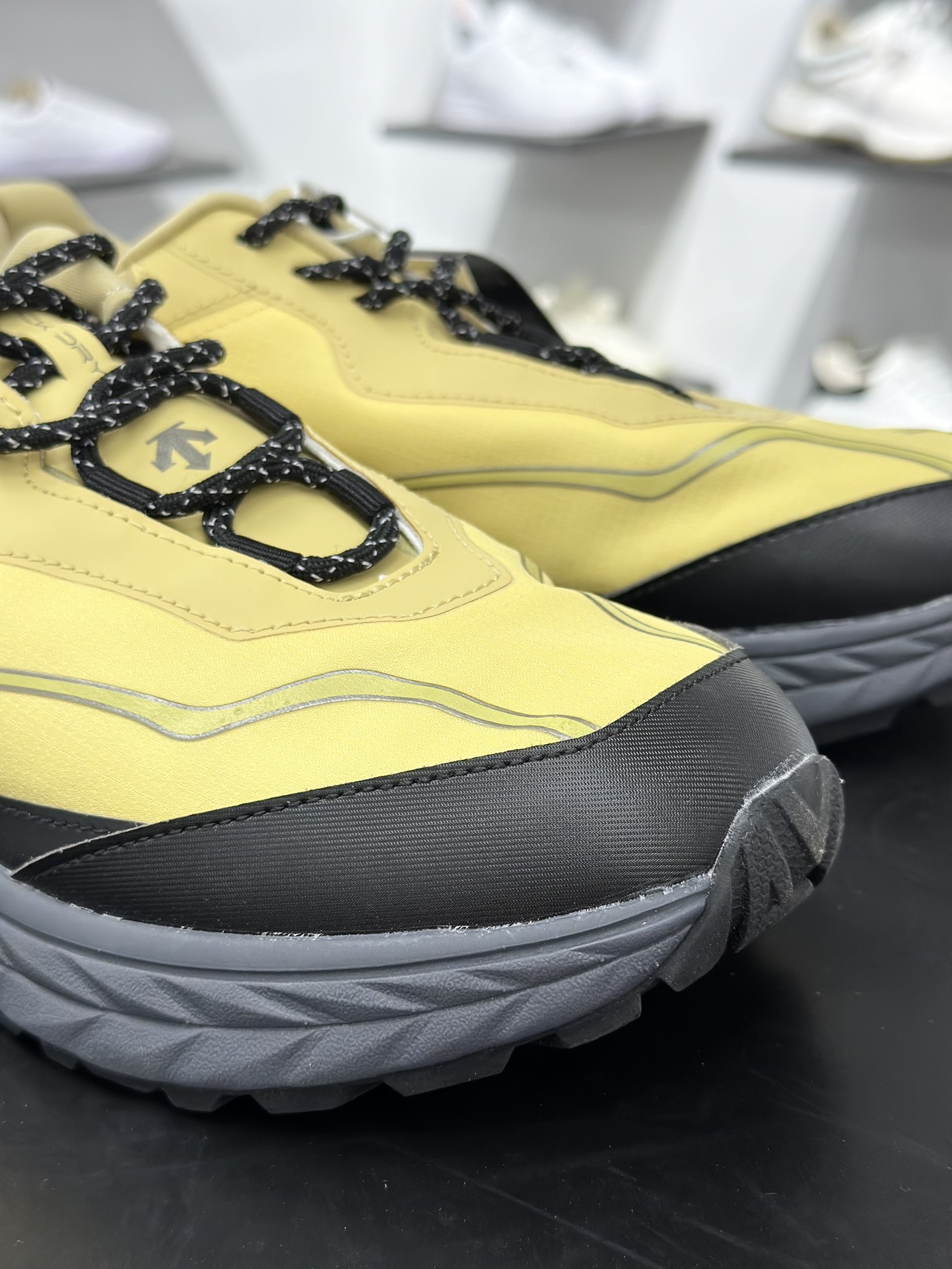 200 迪桑特DESCENTE迪桑特 BOA DUALIS 时尚休闲运动覆盖防水男子越野跑鞋 SQ323LCR92-YEL0