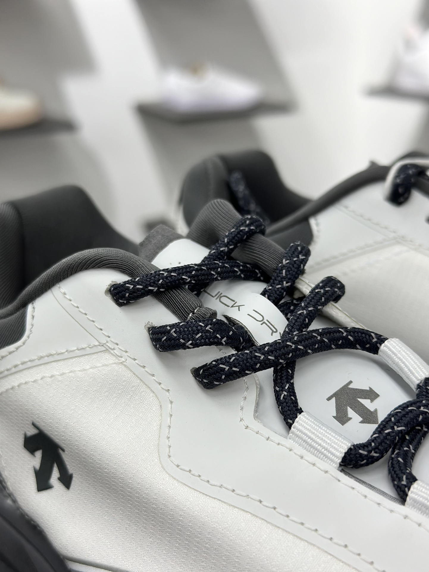 200 迪桑特DESCENTE迪桑特 BOA DUALIS 时尚休闲运动覆盖防水男子越野跑鞋 SQ323LCR92-GRWH