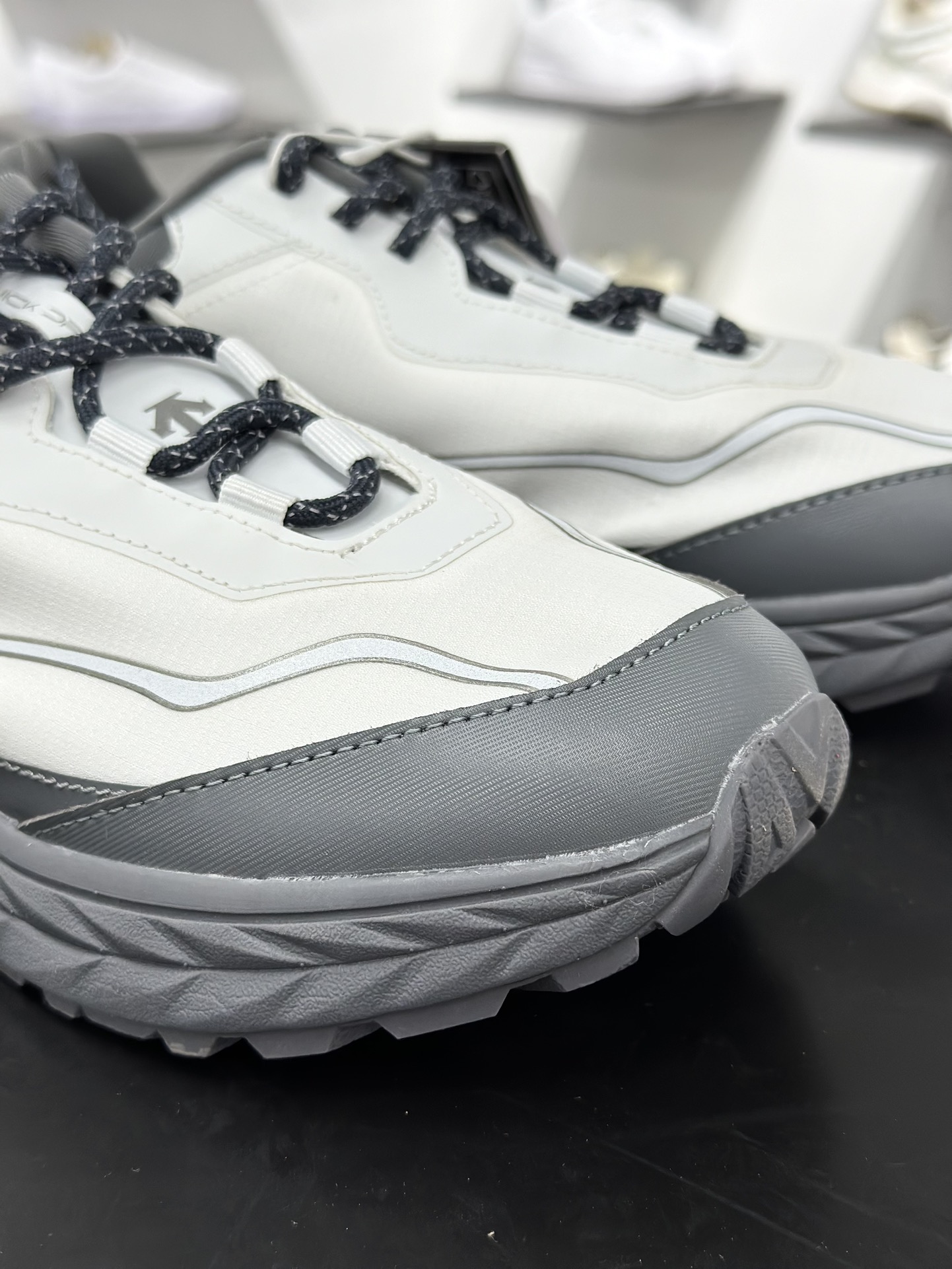 200 迪桑特DESCENTE迪桑特 BOA DUALIS 时尚休闲运动覆盖防水男子越野跑鞋 SQ323LCR92-GRWH