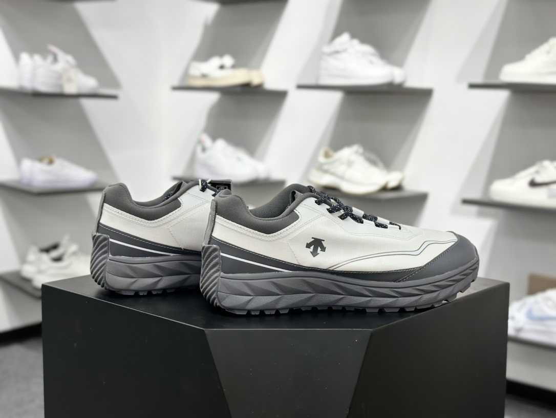 200 迪桑特DESCENTE迪桑特 BOA DUALIS 时尚休闲运动覆盖防水男子越野跑鞋 SQ323LCR92-GRWH