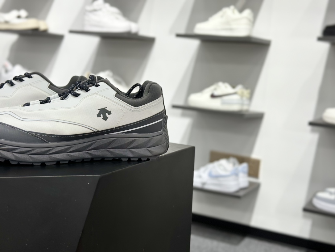 200 迪桑特DESCENTE迪桑特 BOA DUALIS 时尚休闲运动覆盖防水男子越野跑鞋 SQ323LCR92-GRWH