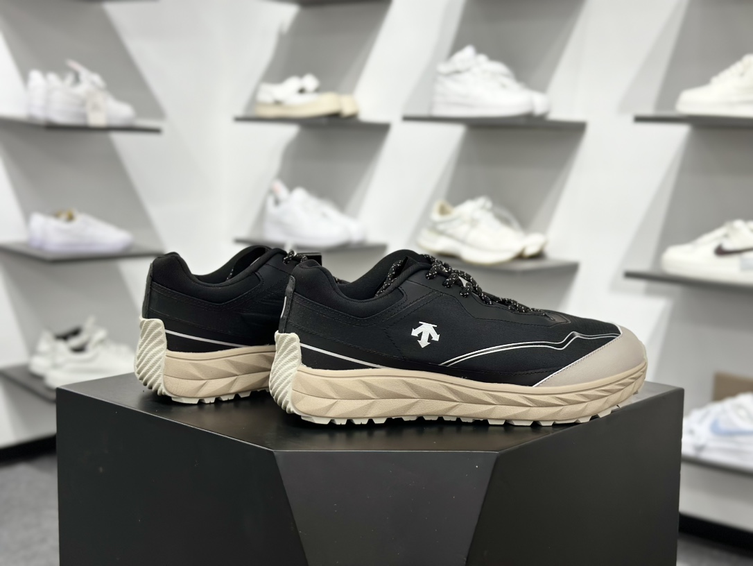 200 迪桑特DESCENTE迪桑特 BOA DUALIS 时尚休闲运动覆盖防水男子越野跑鞋 SQ123LCR34-BLK0