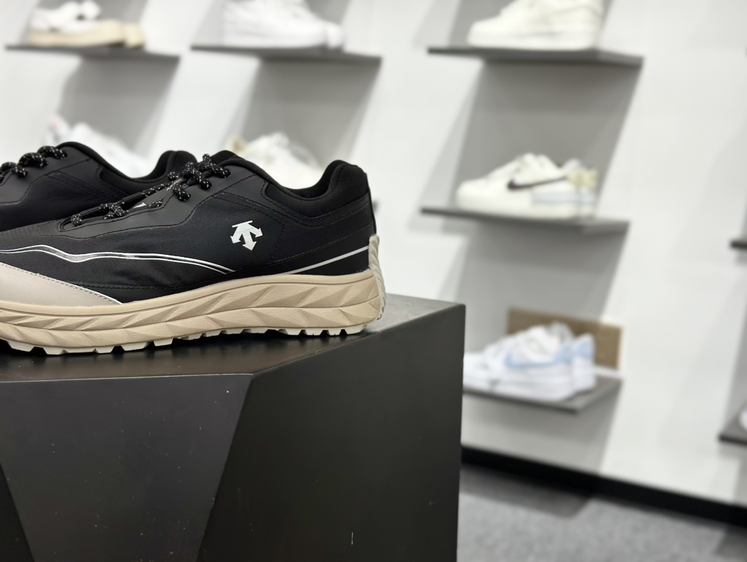 200 迪桑特DESCENTE迪桑特 BOA DUALIS 时尚休闲运动覆盖防水男子越野跑鞋 SQ123LCR34-BLK0