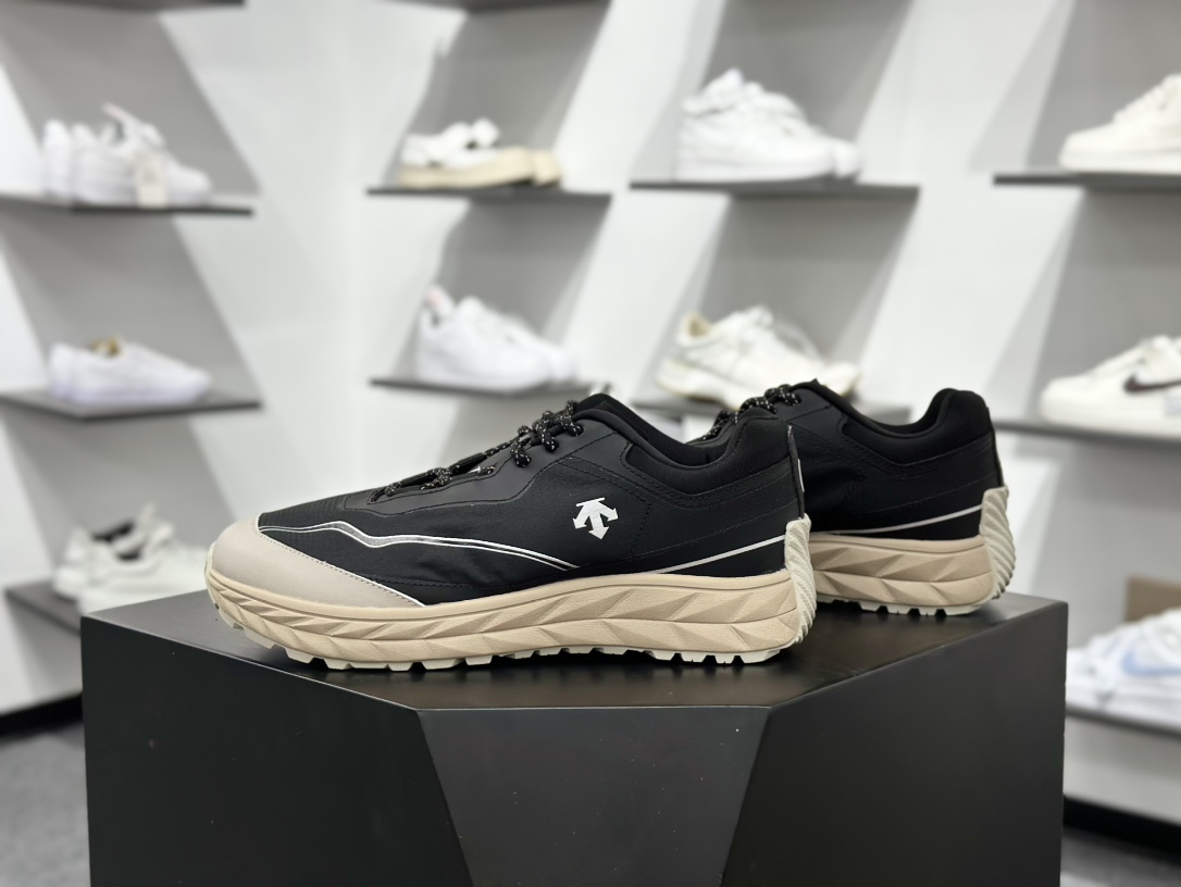 200 迪桑特DESCENTE迪桑特 BOA DUALIS 时尚休闲运动覆盖防水男子越野跑鞋 SQ123LCR34-BLK0