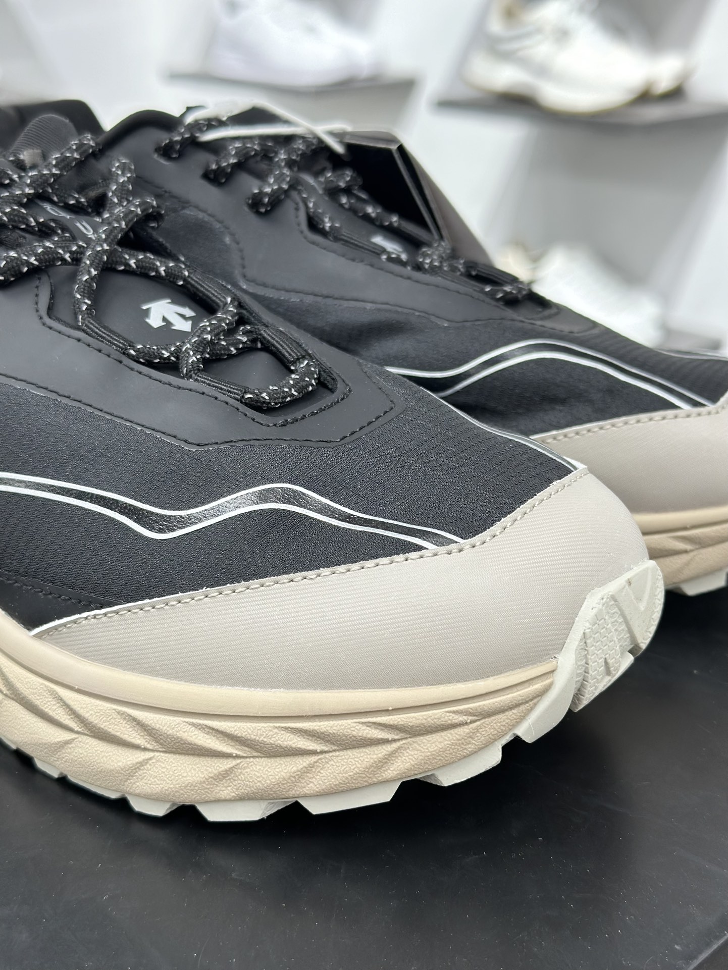 200 迪桑特DESCENTE迪桑特 BOA DUALIS 时尚休闲运动覆盖防水男子越野跑鞋 SQ123LCR34-BLK0