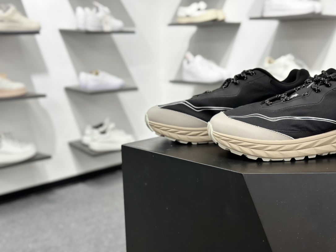 200 迪桑特DESCENTE迪桑特 BOA DUALIS 时尚休闲运动覆盖防水男子越野跑鞋 SQ123LCR34-BLK0