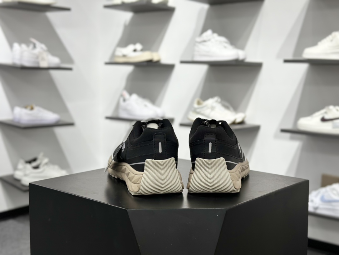 200 迪桑特DESCENTE迪桑特 BOA DUALIS 时尚休闲运动覆盖防水男子越野跑鞋 SQ123LCR34-BLK0