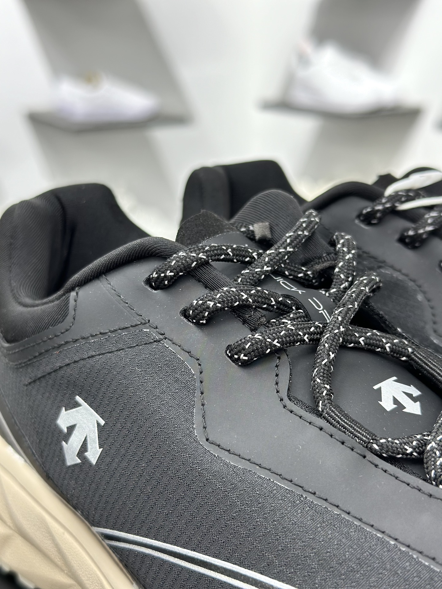 200 迪桑特DESCENTE迪桑特 BOA DUALIS 时尚休闲运动覆盖防水男子越野跑鞋 SQ123LCR34-BLK0