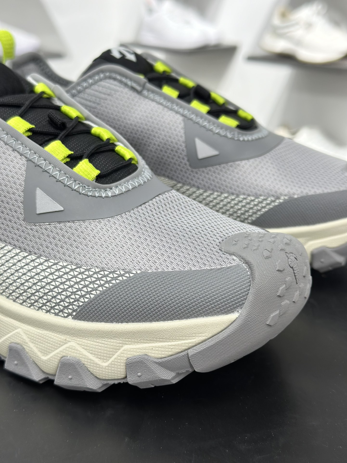 240 迪桑特DESCENTE SKI STYLE系列 SNOW RIDE 潮流运动 防滑耐磨低帮 登山鞋 D5131SSN51-GY