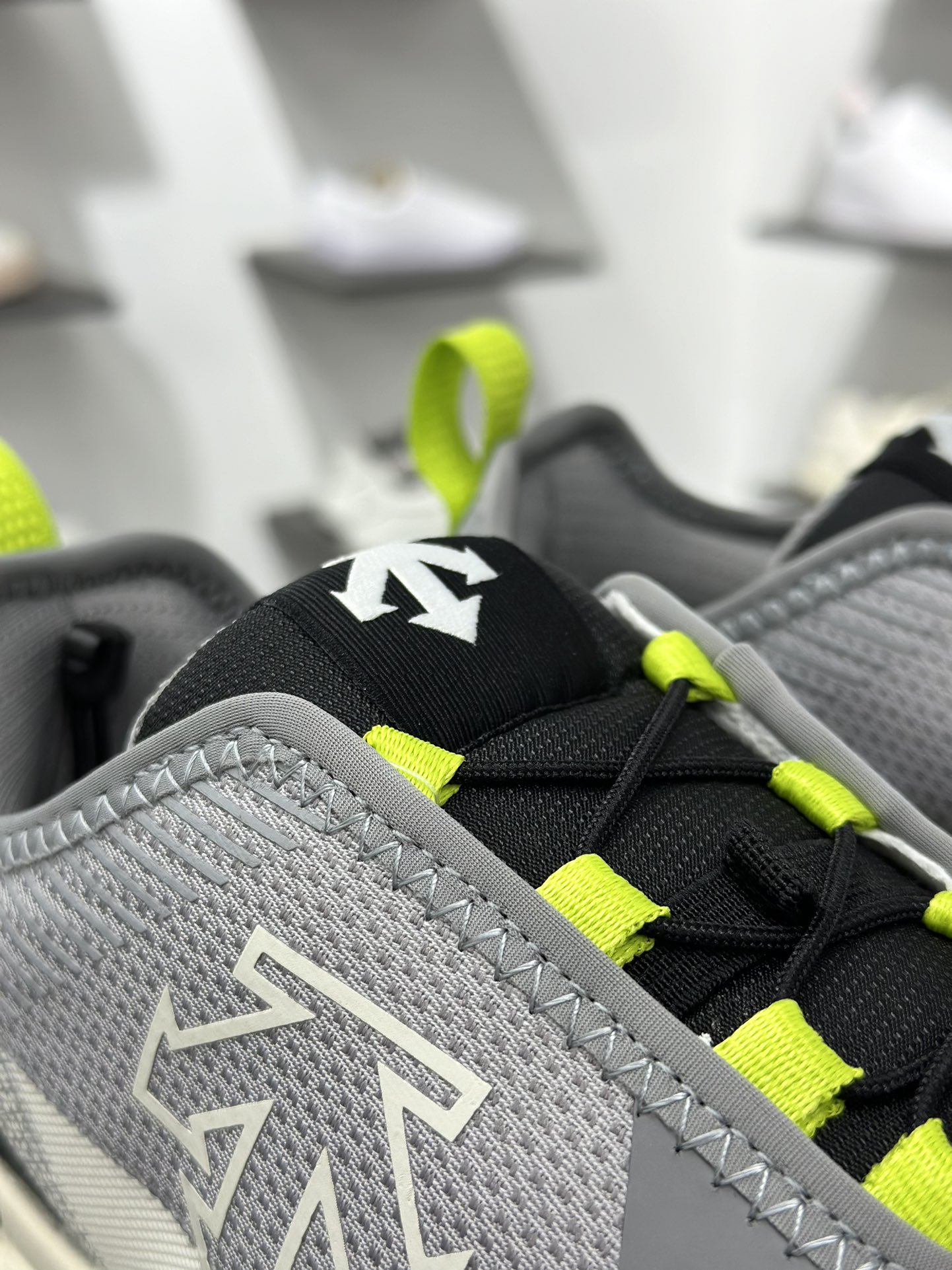 240 迪桑特DESCENTE SKI STYLE系列 SNOW RIDE 潮流运动 防滑耐磨低帮 登山鞋 D5131SSN51-GY