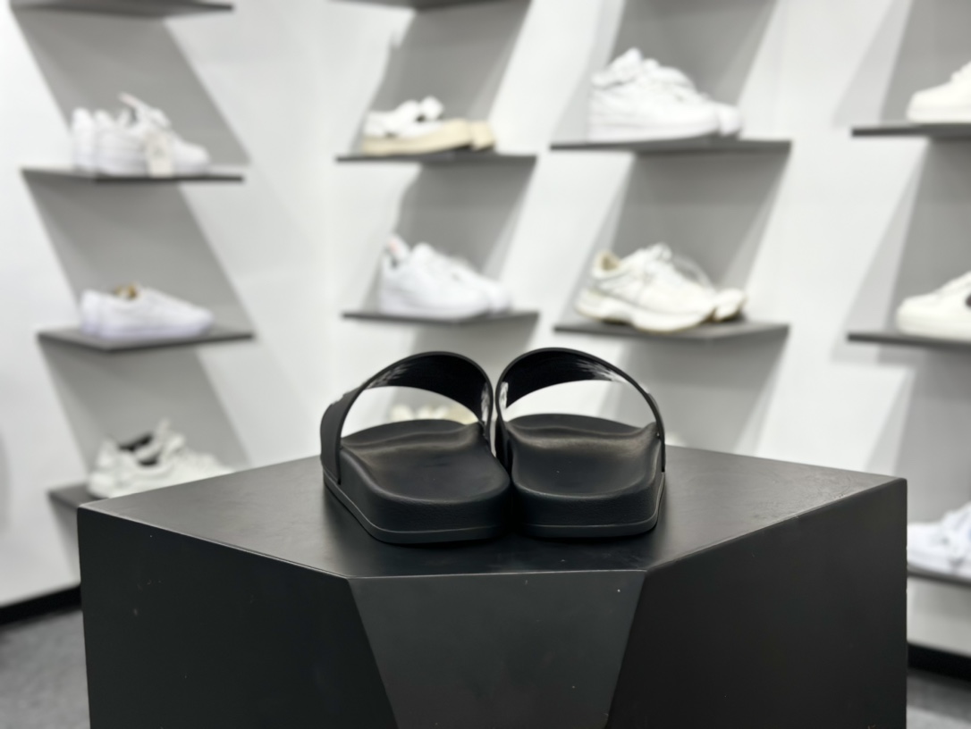 180 这双Balenciaga拖鞋夏日潮流新风向标