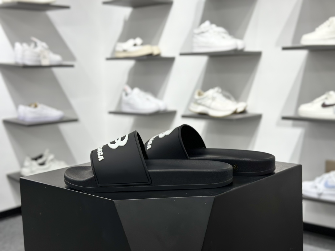 180 这双Balenciaga拖鞋夏日潮流新风向标