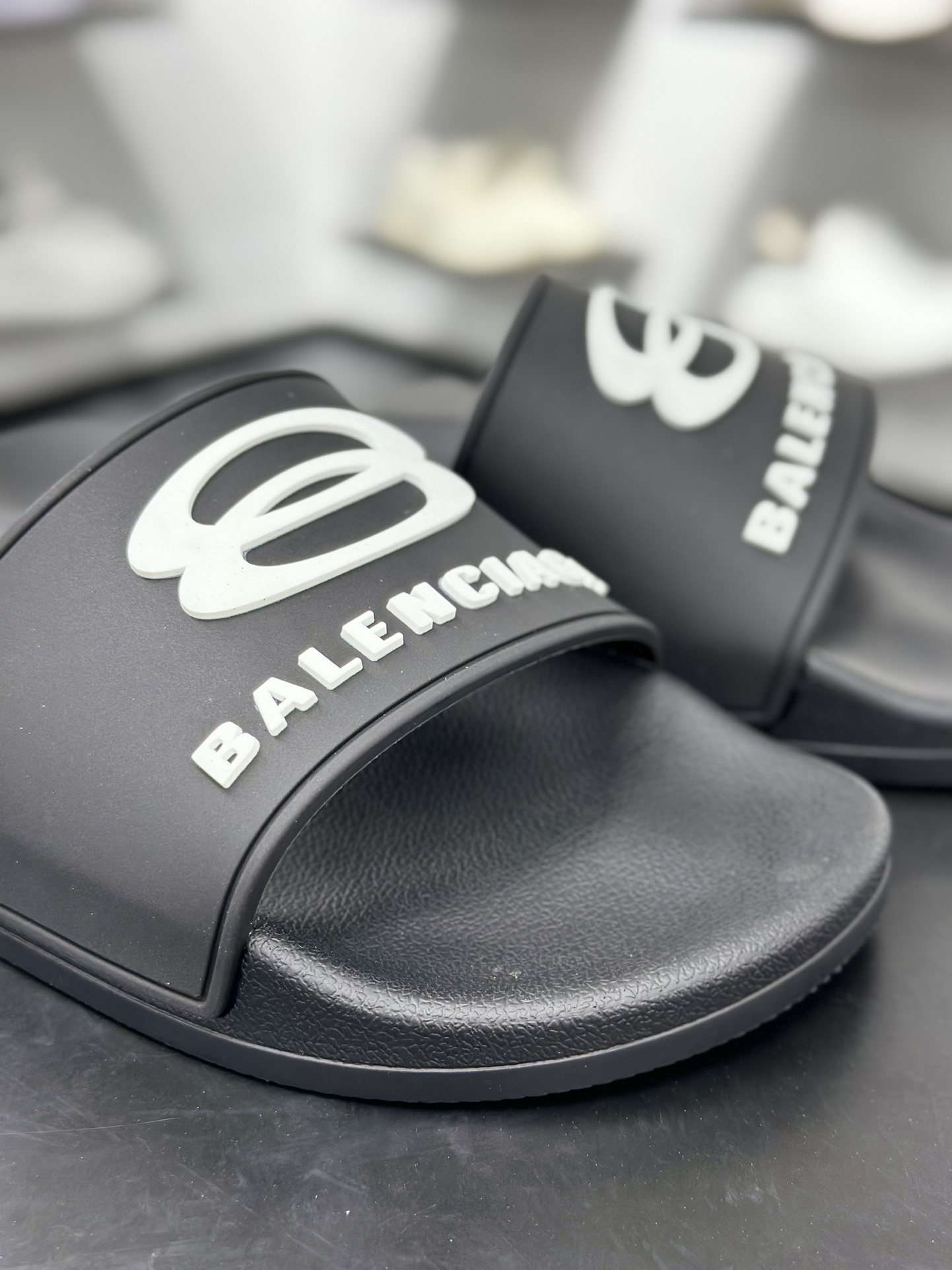 180 这双Balenciaga拖鞋夏日潮流新风向标