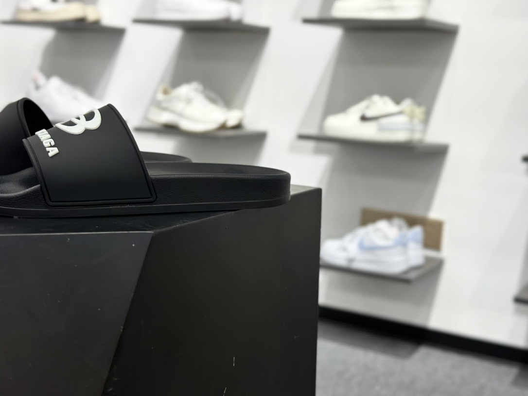 180 这双Balenciaga拖鞋夏日潮流新风向标