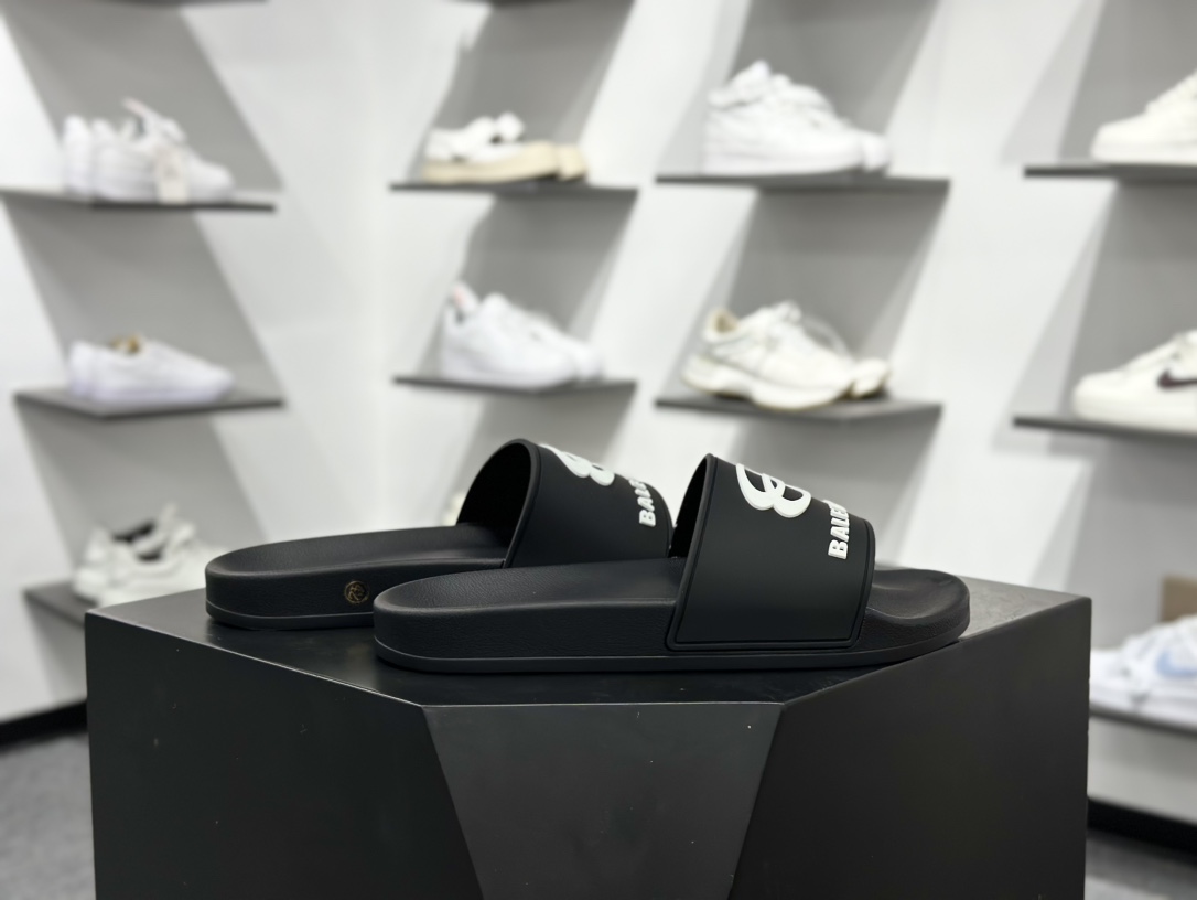 180 这双Balenciaga拖鞋夏日潮流新风向标