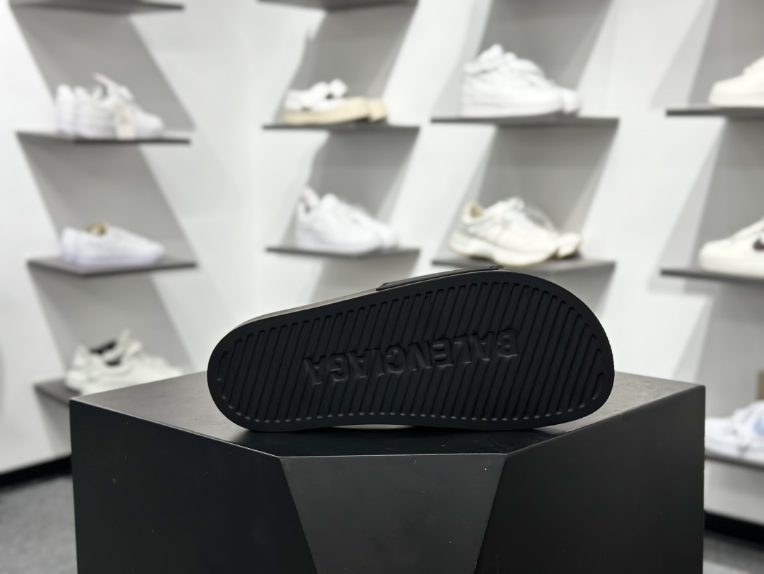 180 这双Balenciaga拖鞋夏日潮流新风向标