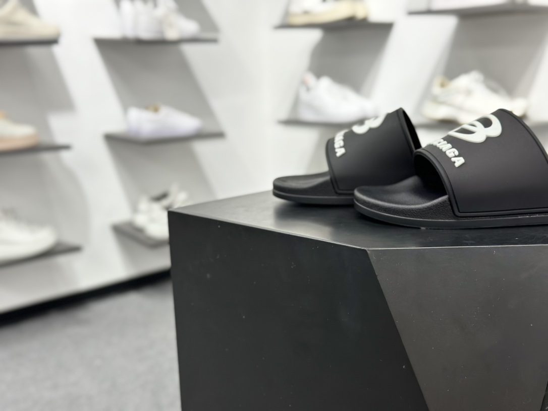 180 这双Balenciaga拖鞋夏日潮流新风向标