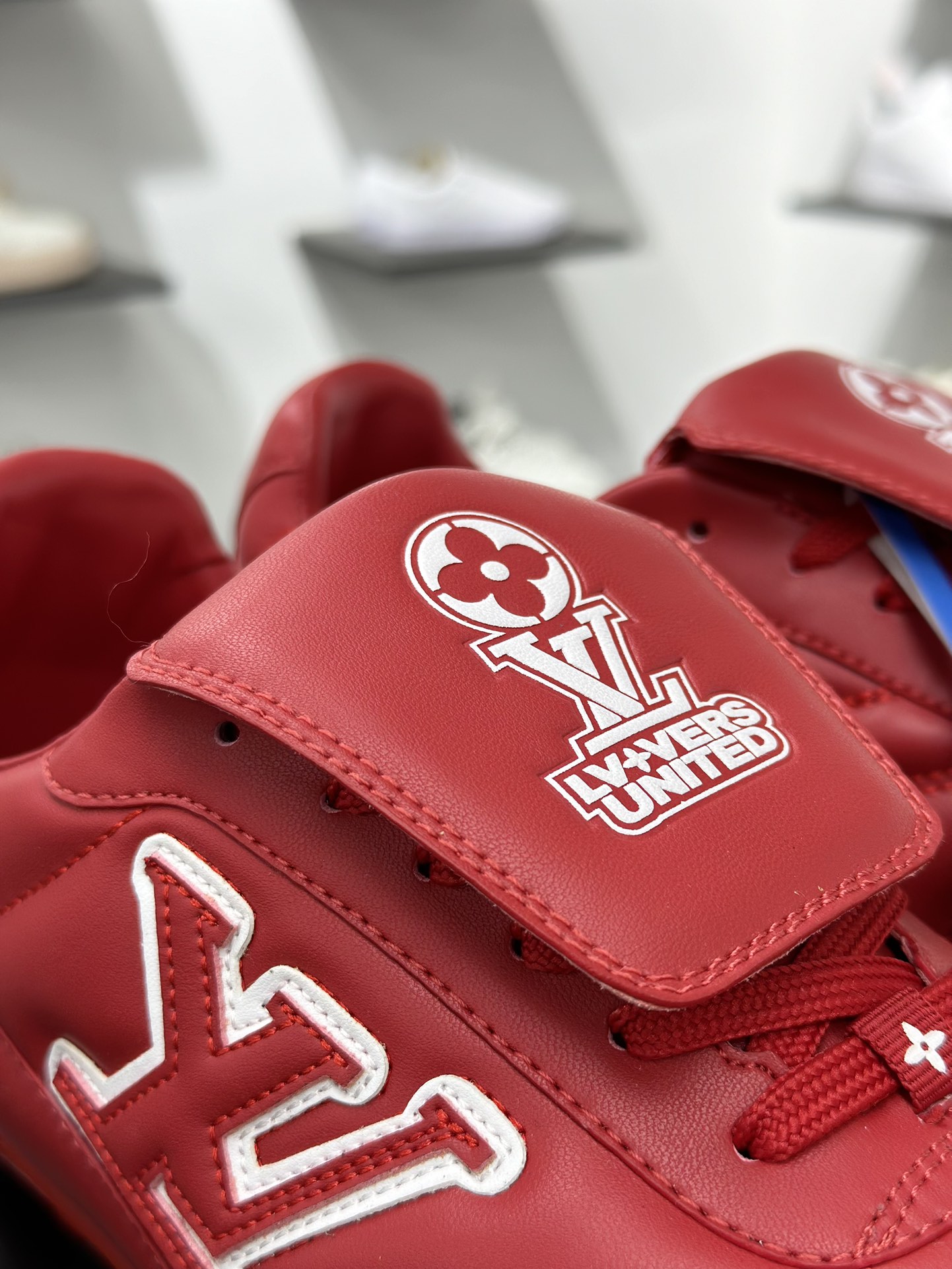 360 Louis Vuttion LV 路易威登情侣款运动鞋 足球鞋 1AHDON